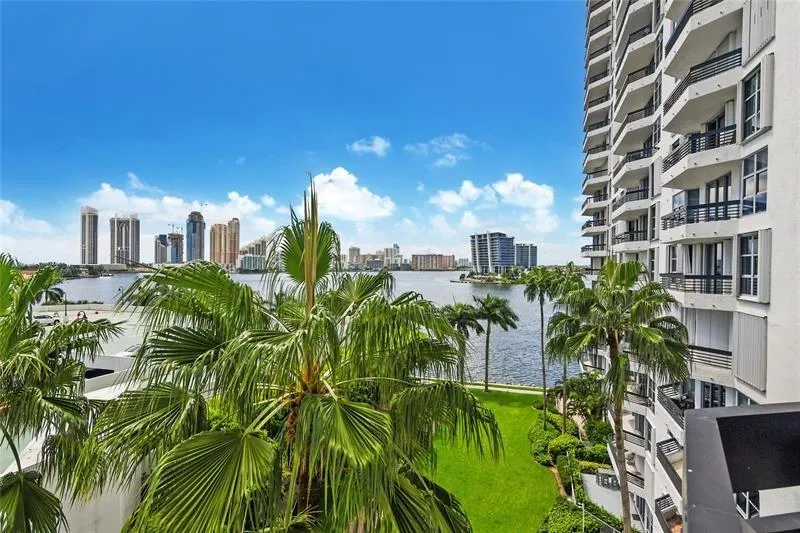 3530 Mystic Pointe Dr Unit 711  