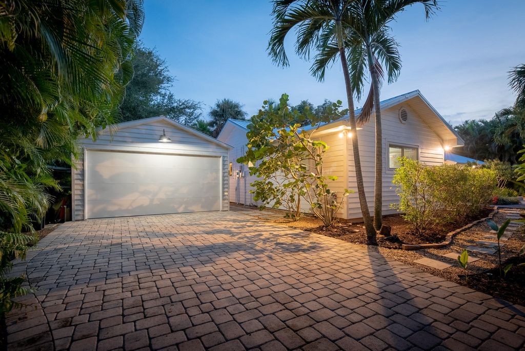 Photo of 547 SW Riverview Street, Stuart, FL 34994 (MLS # B26012902)