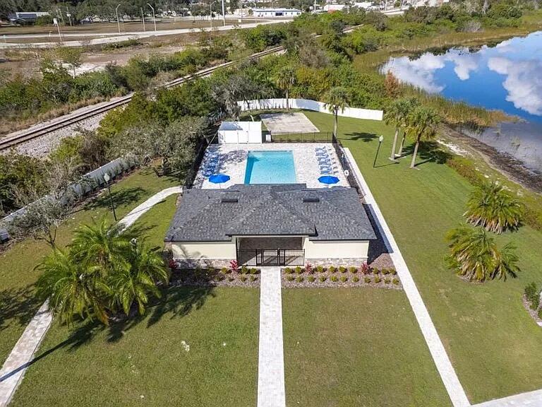 GRAND OAKS ON LAKE DAMON - Residential Lease