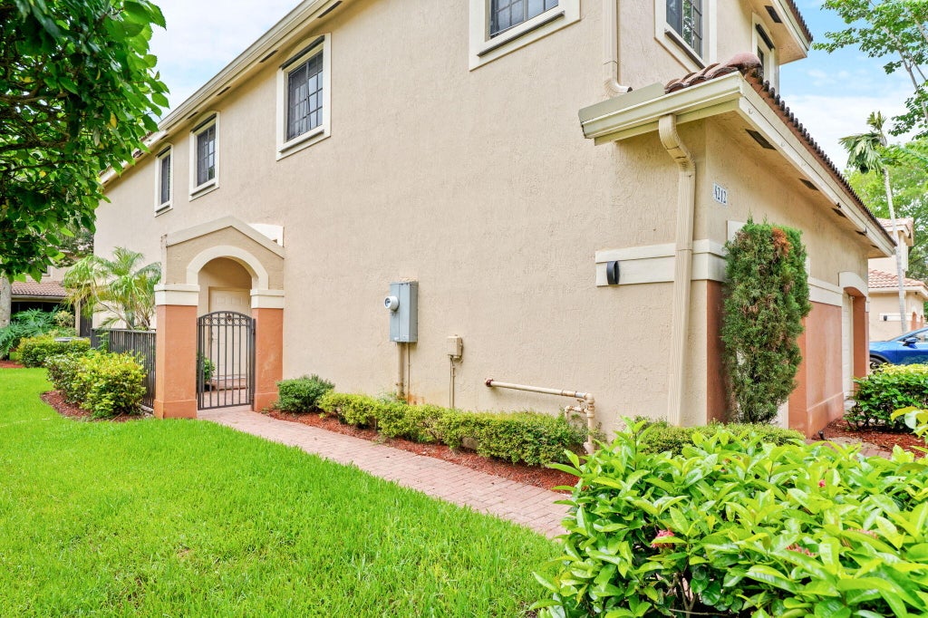 Photo of 4212 Vineyard Circle, Weston, FL 33332 (MLS # B26047041)