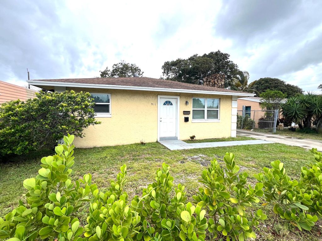 Photo of 911 S D Street, Lake Worth Beach, FL 33460 (MLS # B26024123)