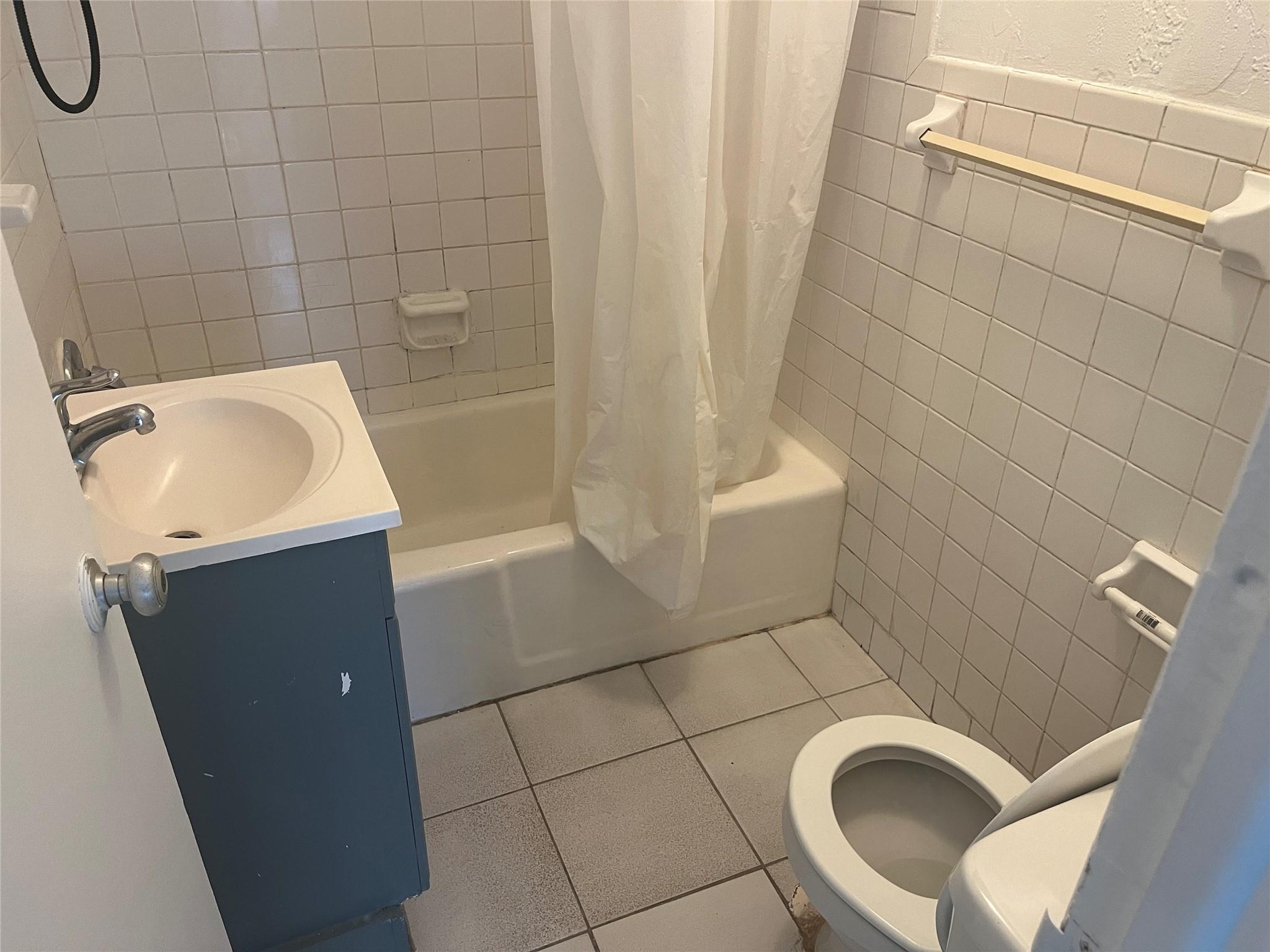 Hollywood 1-21 B - Residential Lease