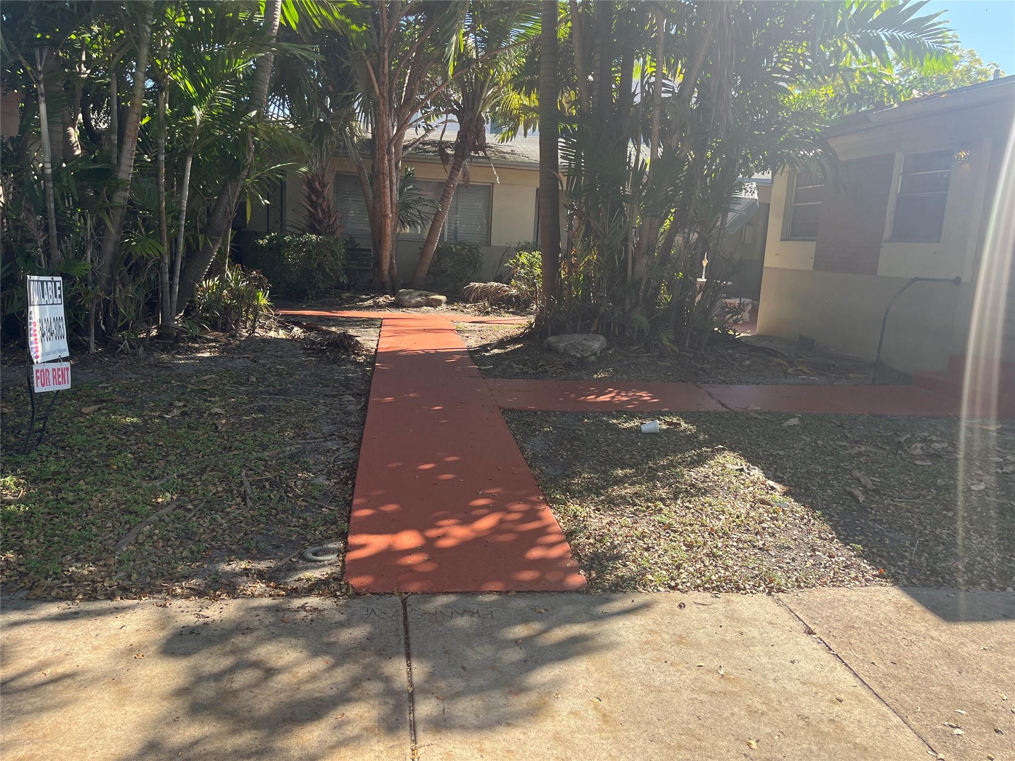 Spacious and very clean studio, it has a full kitchen( Refrigerator, sink and a stove. Fresh paint inside , big enough to fit king size bed. just painted the walk way covering total floor. Great look, Quiet building. rent payment includes water, electricity, lawn, sewer. Newer wall a/c.
1 assigned parking .. Central location. walk to Young Circle where the fun is. Minutes to the famous Hollywood Beach to enjoy the sun. minutes to Port Everglades, Turnpike and I95 and Ft Lauderdale Airport.