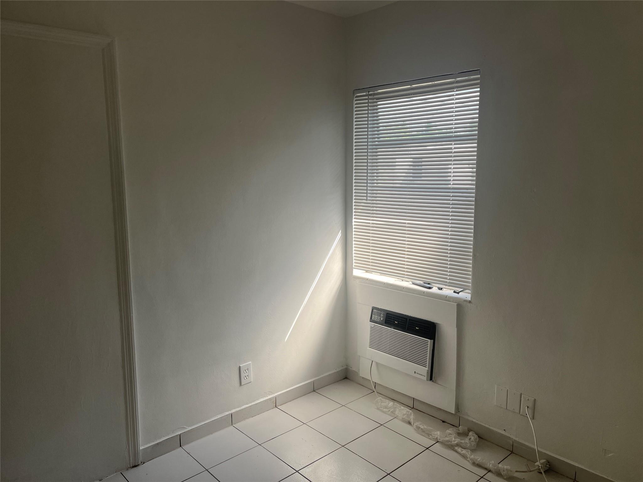 Hollywood 1-21 B - Residential Lease