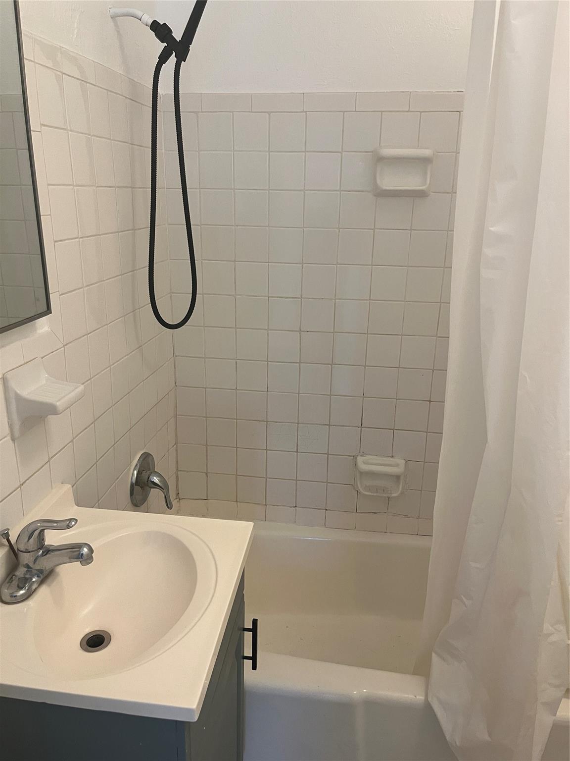 Hollywood 1-21 B - Residential Lease