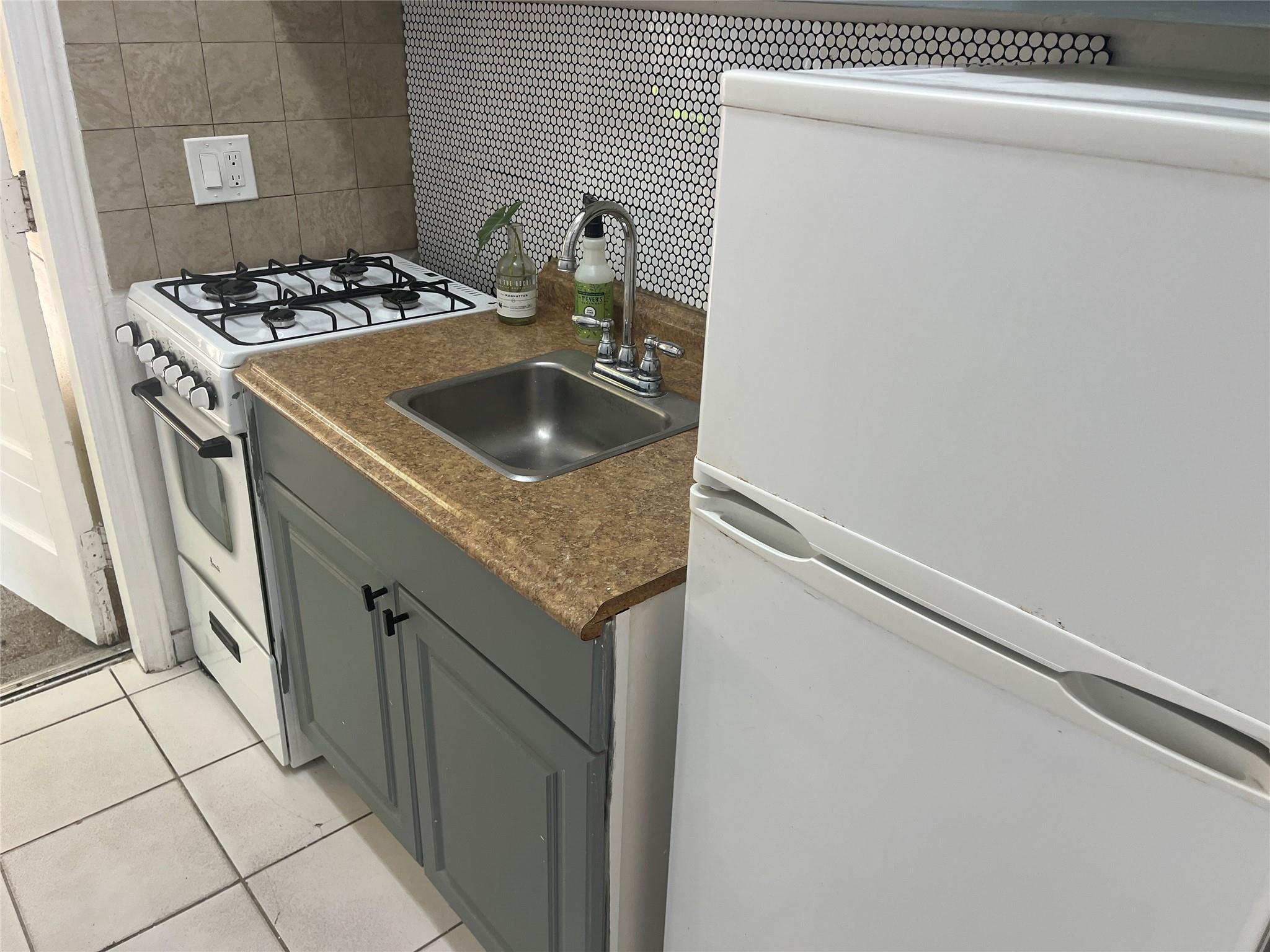 Hollywood 1-21 B - Residential Lease