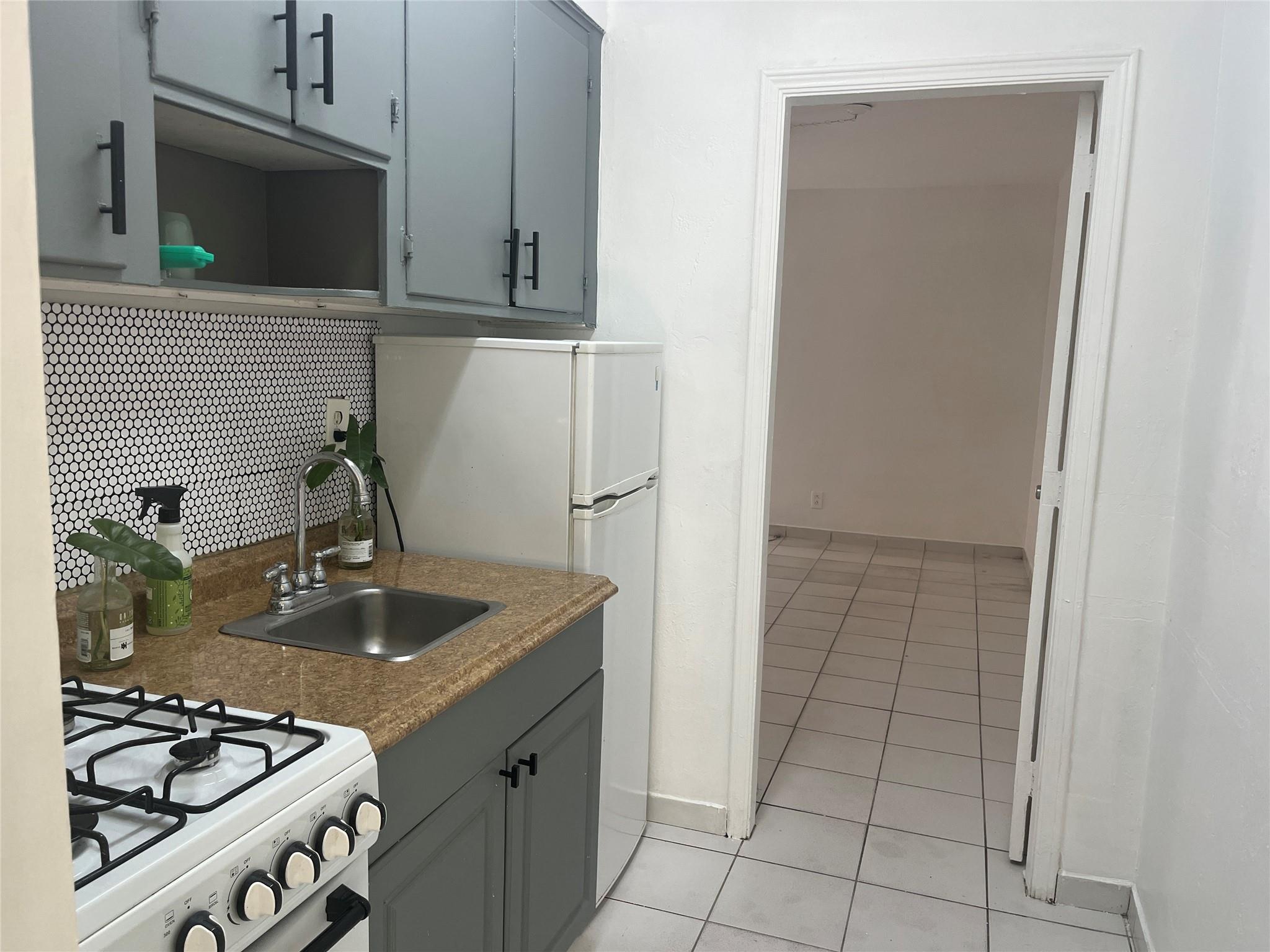 Hollywood 1-21 B - Residential Lease