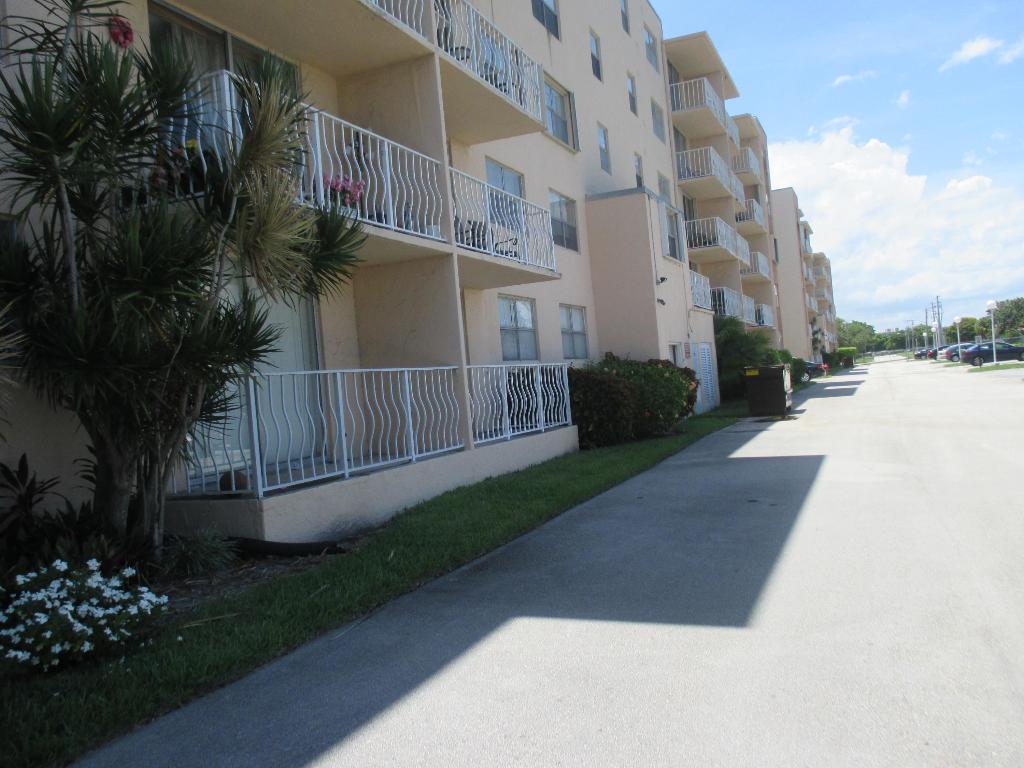BREAKWATERS OF THE PALM BEACHES CONDO - Residential