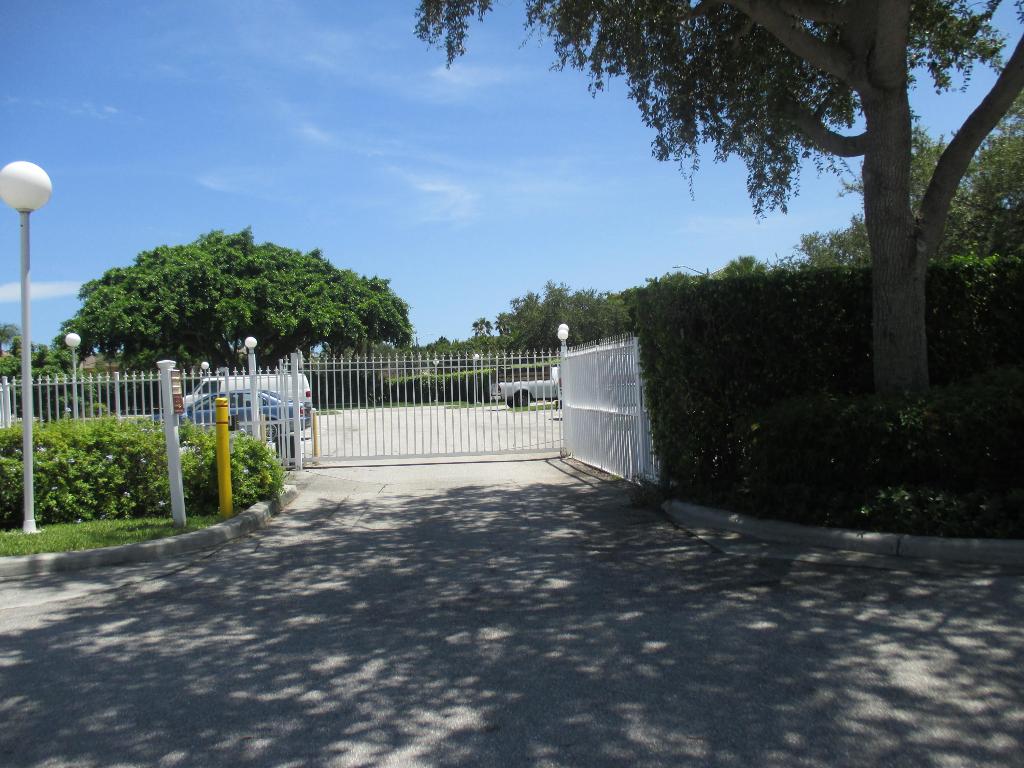 BREAKWATERS OF THE PALM BEACHES CONDO - Residential