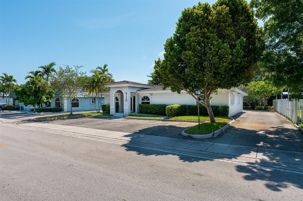 Photo of 910 S State Road 7, Plantation, FL 33317 (MLS # F10496052)