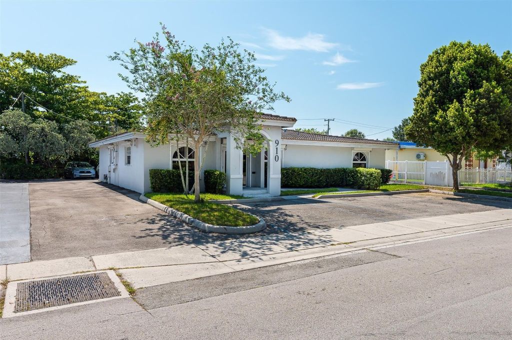 Photo of 910 S State Road 7, Plantation, FL 33317 (MLS # F10496052)