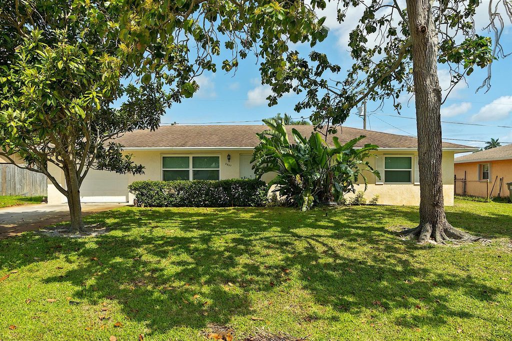 Photo of 3327 Diamondhead Road, Lake Worth, FL 33462 (MLS # R10972142)