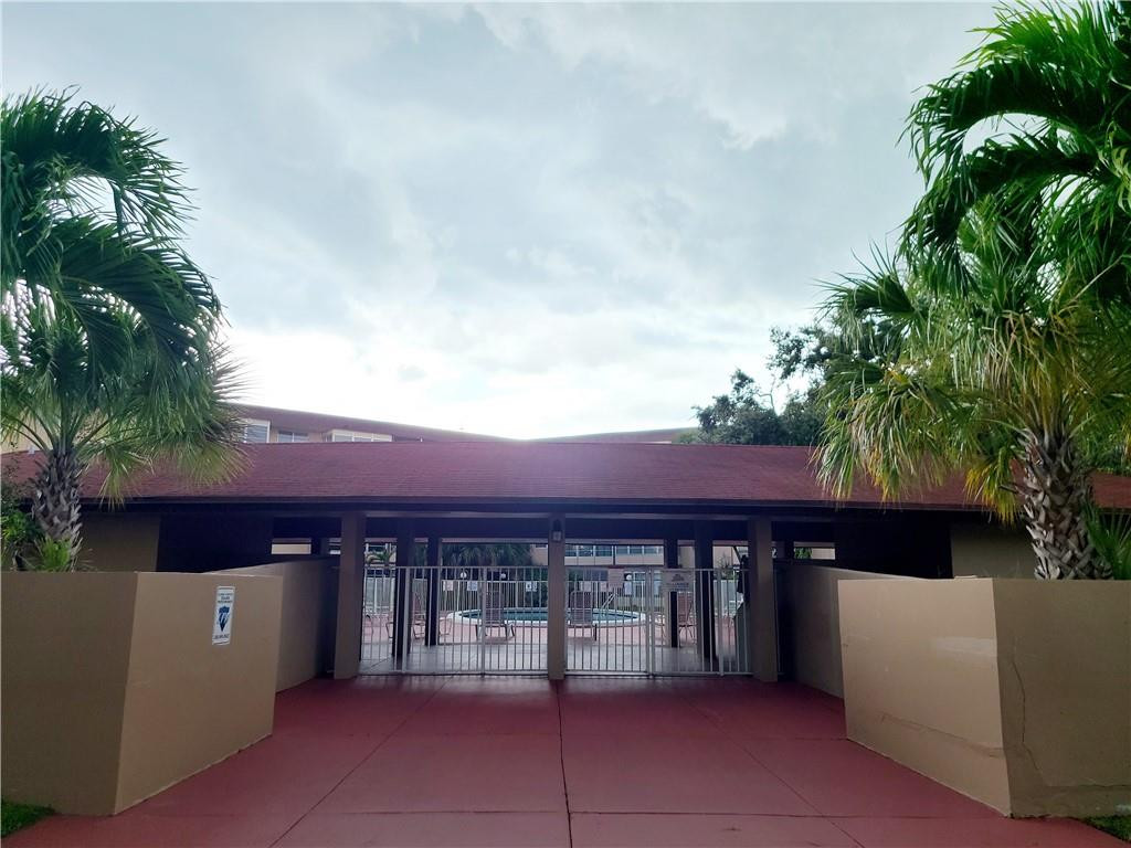 LAUDERDALE OAKS - Residential
