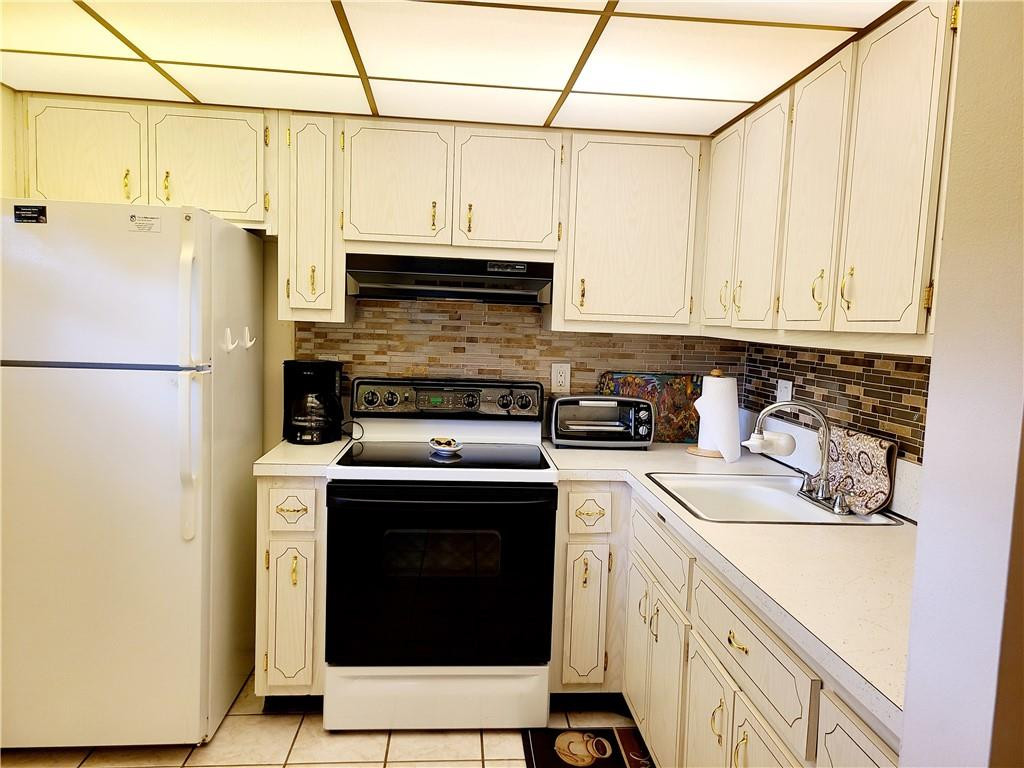 LAUDERDALE OAKS - Residential