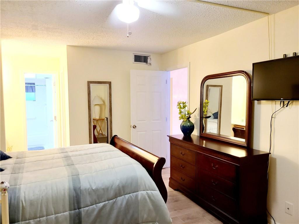 LAUDERDALE OAKS - Residential