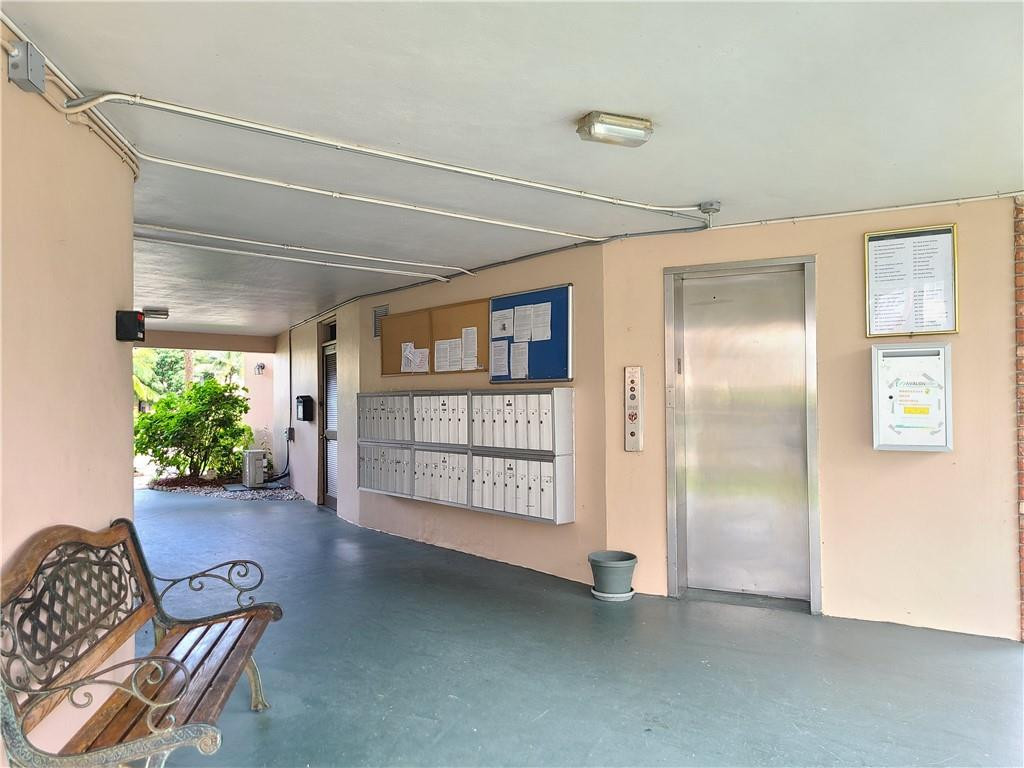 LAUDERDALE OAKS - Residential
