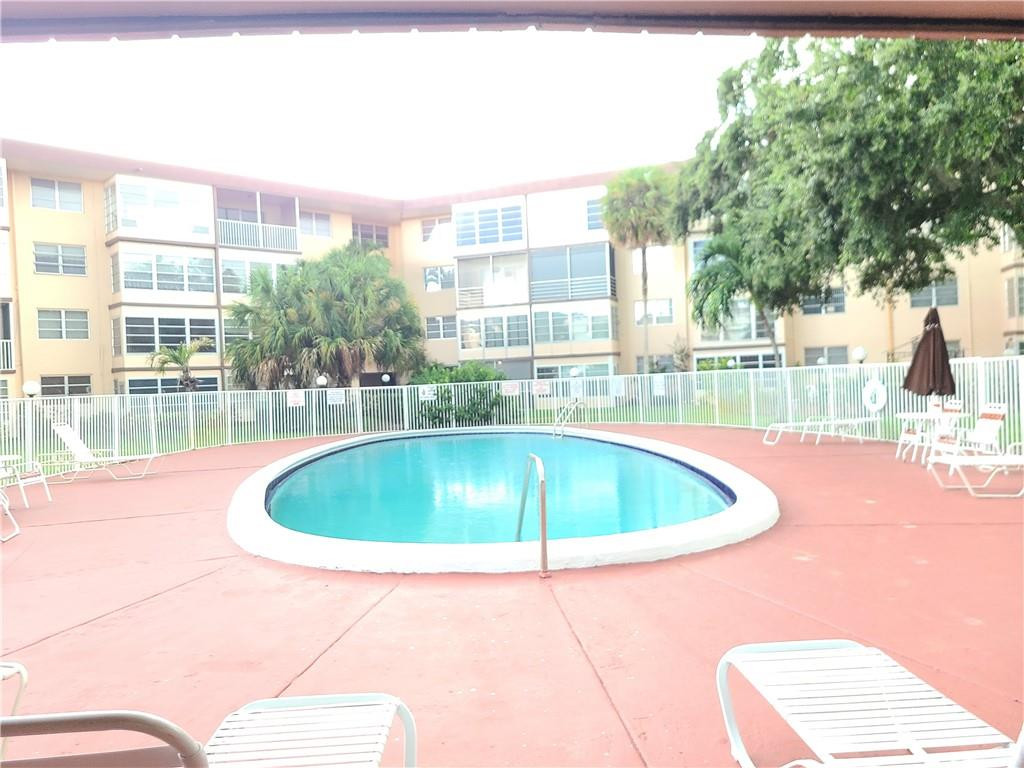 LAUDERDALE OAKS - Residential