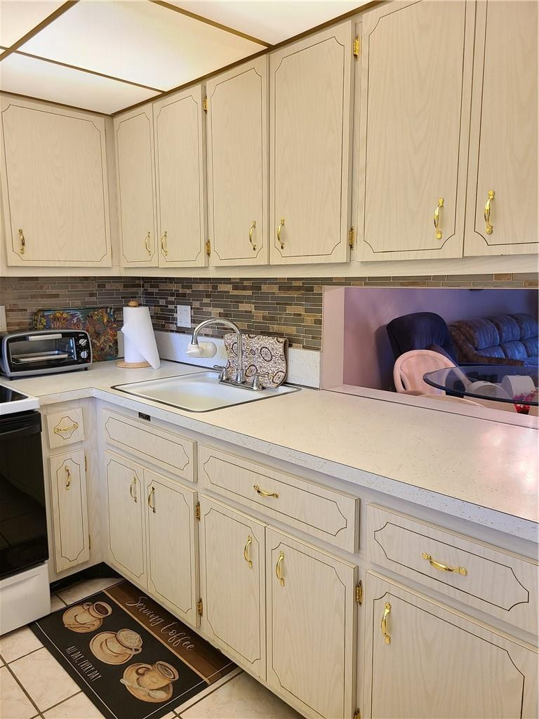LAUDERDALE OAKS - Residential