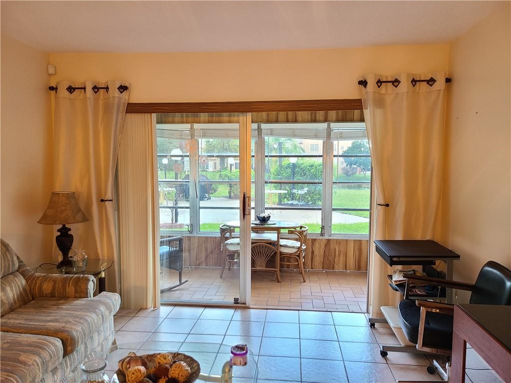 LAUDERDALE OAKS - Residential