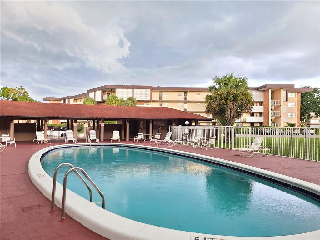 LAUDERDALE OAKS - Residential