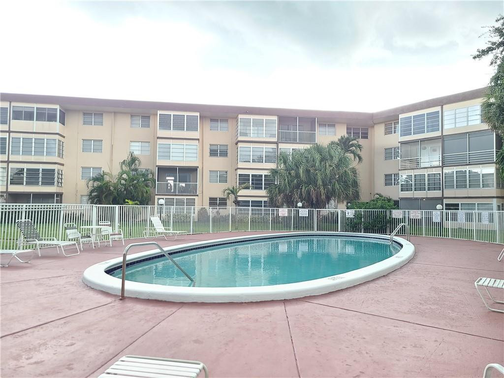 LAUDERDALE OAKS - Residential