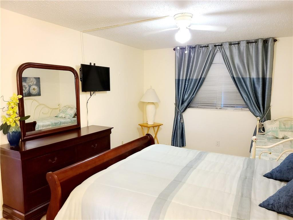 LAUDERDALE OAKS - Residential