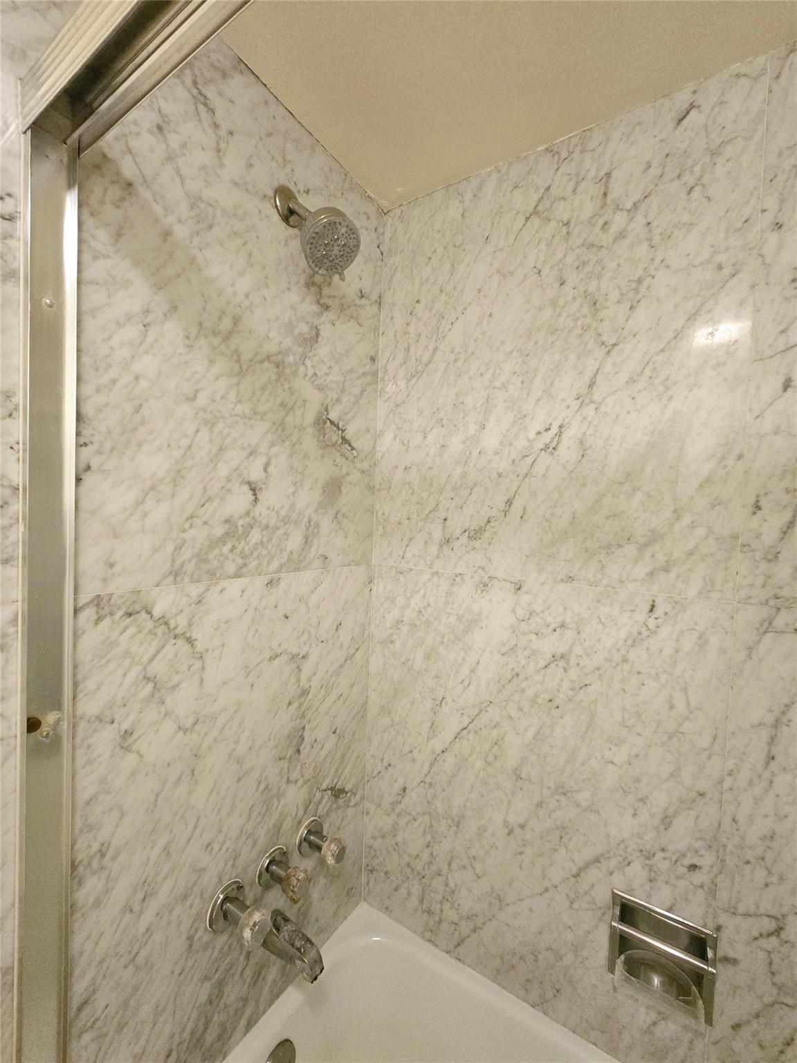 HILLSBORO COLONNADE - Residential Lease