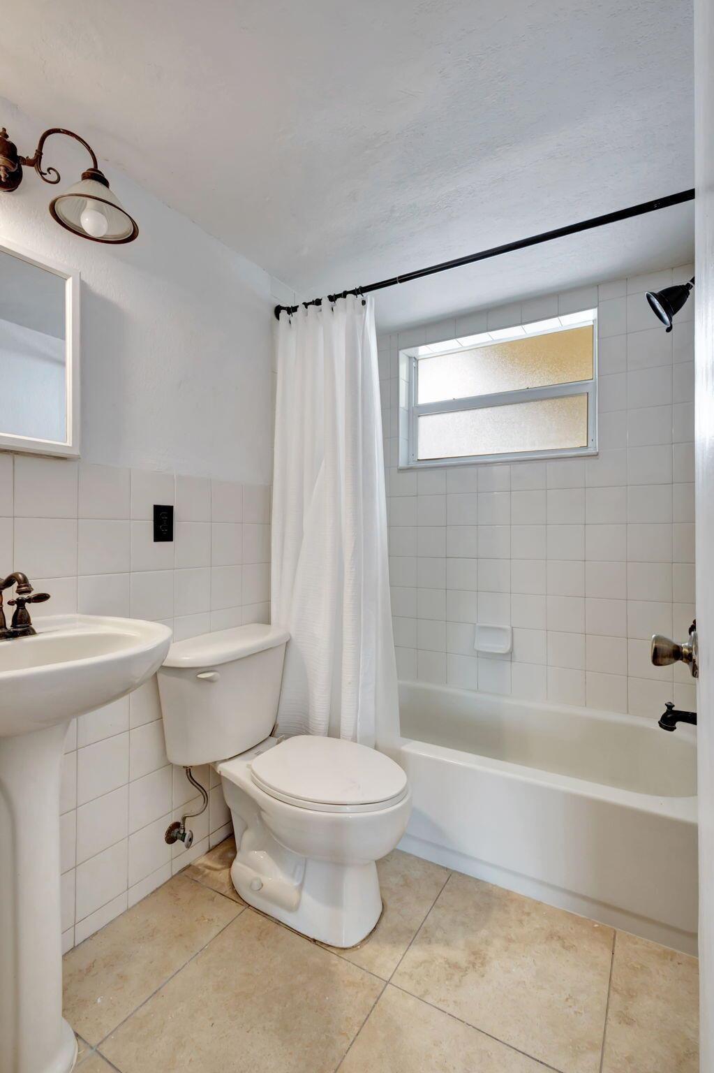 IMPERIAL HOUSE INC - Residential Lease