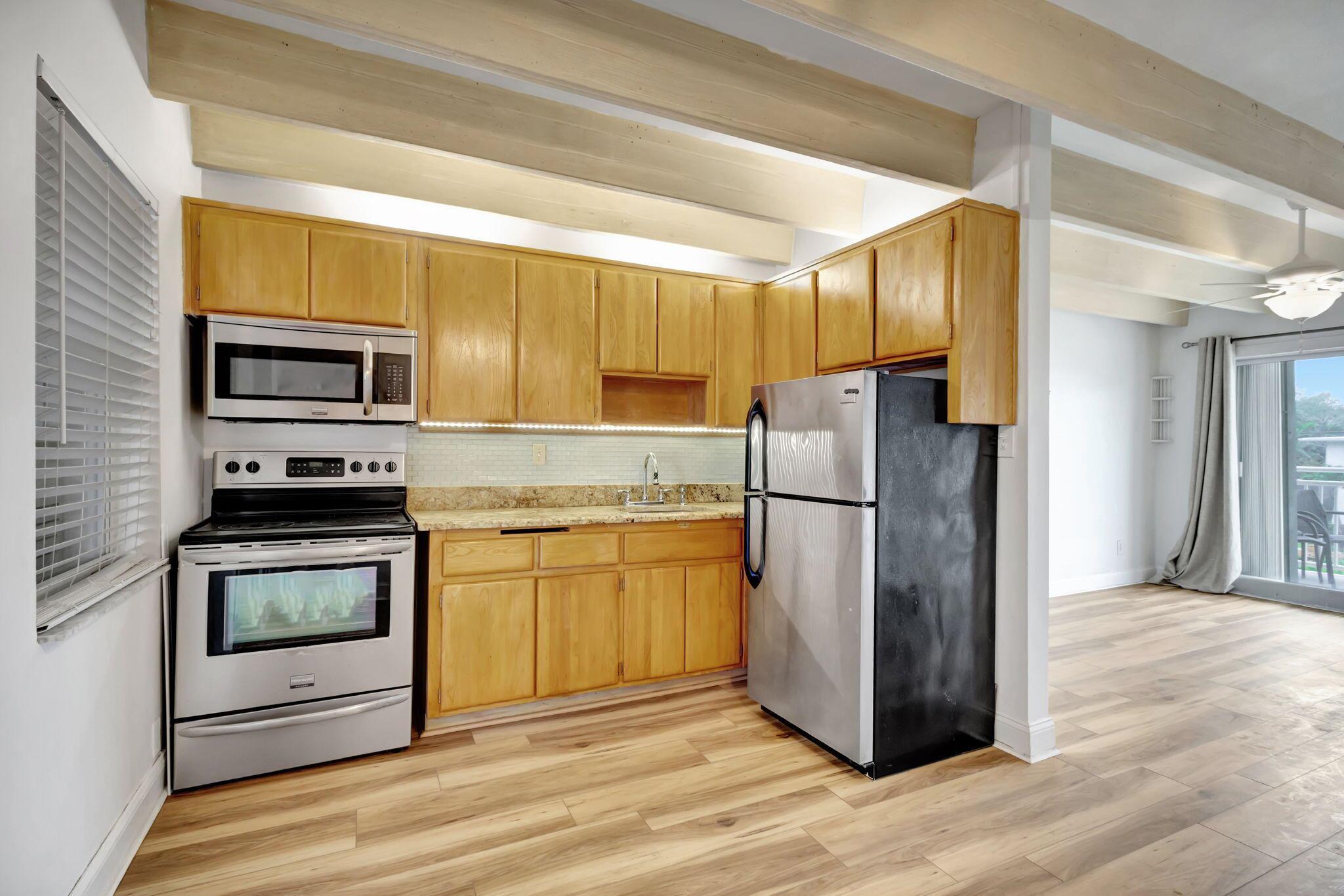 IMPERIAL HOUSE INC - Residential Lease