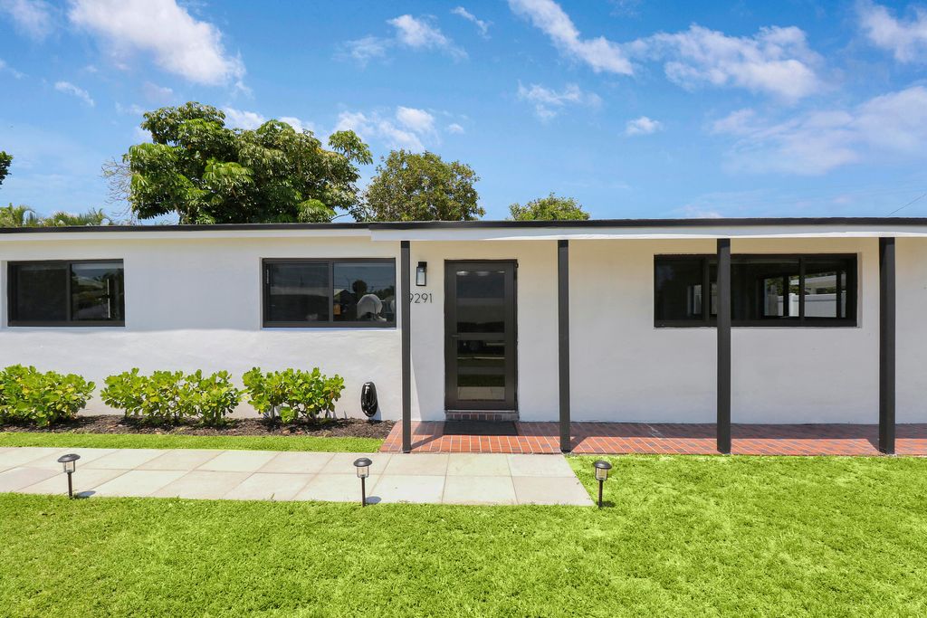 Photo of 9291 Bloomfield Drive, Palm Beach Gardens, FL 33410 (MLS # B26028654)