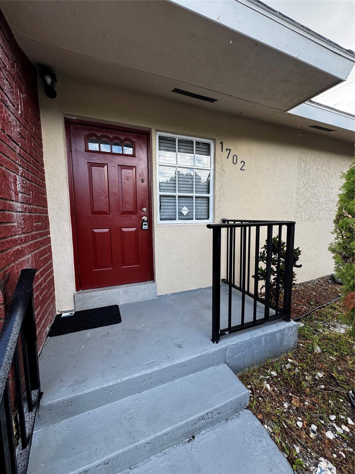 Lovely Spacious villa at the end of the road. Private 4 bedrooms/2 bathrooms, tile through out with new upgraded kitchen, and updated​​‌​​​​‌​‌​​​‌‌​​​‌‌‌​​‌​​‌‌​​​​ bathrooms.