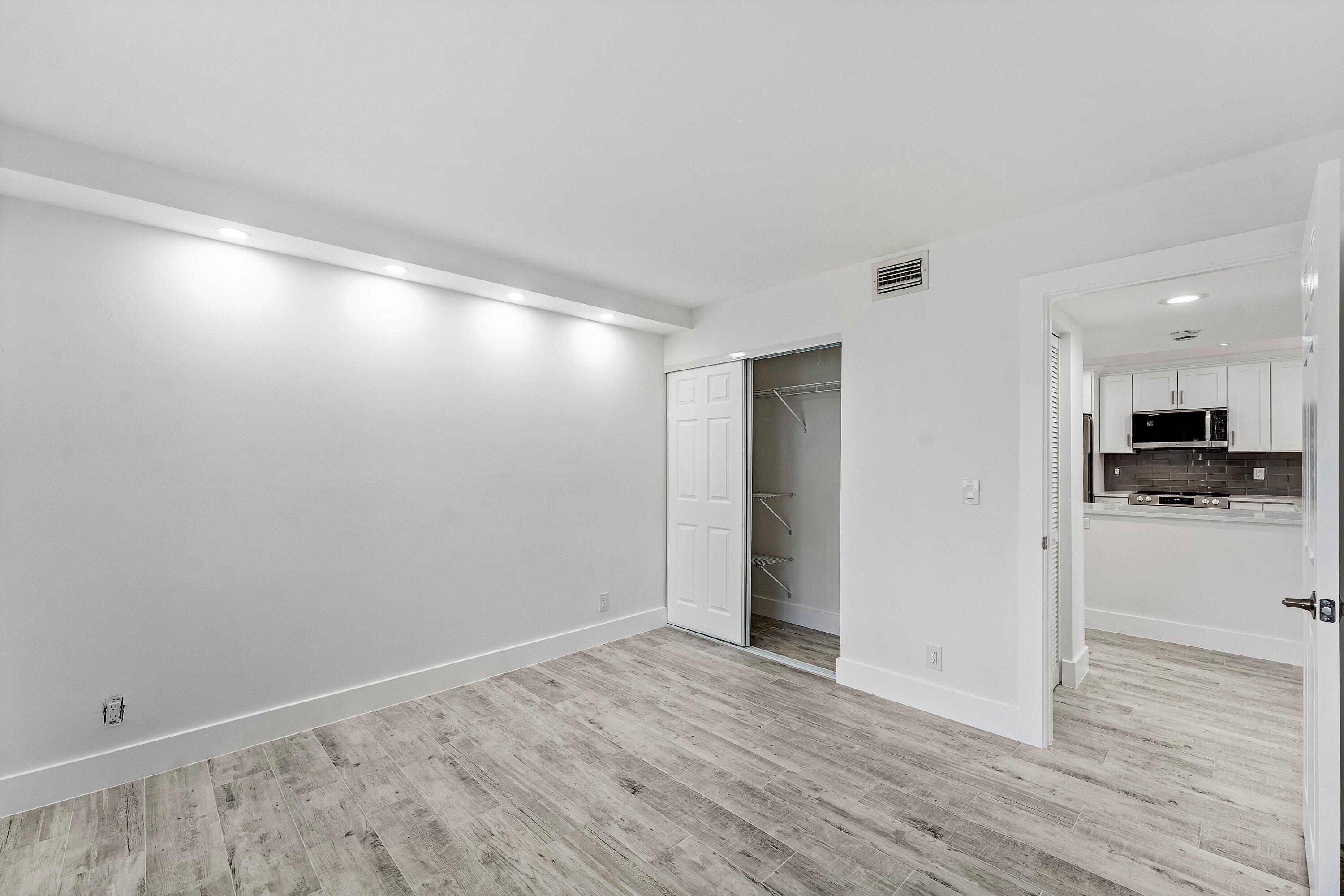 HUNTINGTON LAKES SEC THREE CONDOS - Residential