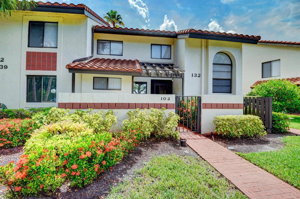 Palm Chase Lakes - Residential