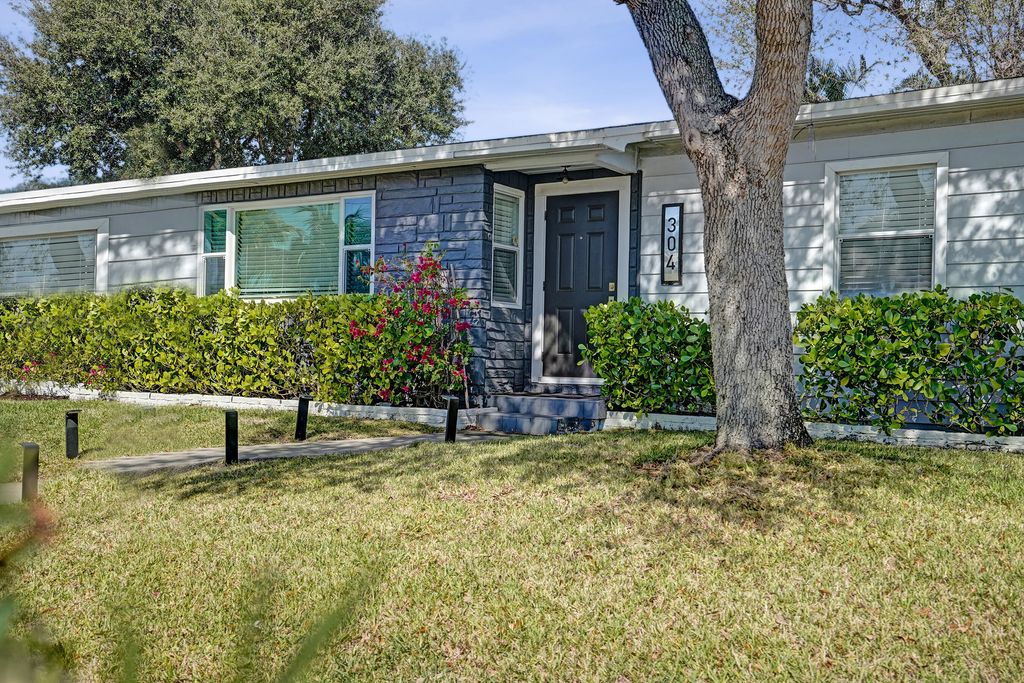 Photo of 304 Wellesley Drive, Lake Worth Beach, FL 33460 (MLS # R11161372)