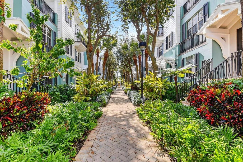 Photo of 369 W Mallory Circle, Delray Beach, FL 33483 (MLS # R11158785)