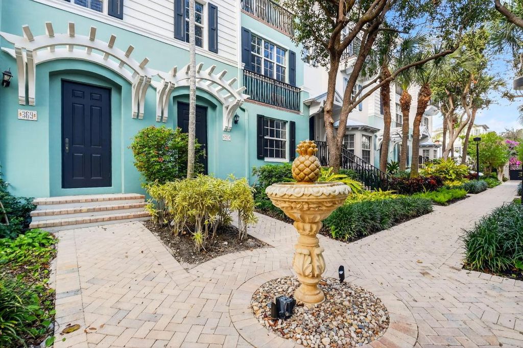 Photo of 369 W Mallory Circle, Delray Beach, FL 33483 (MLS # R11158785)