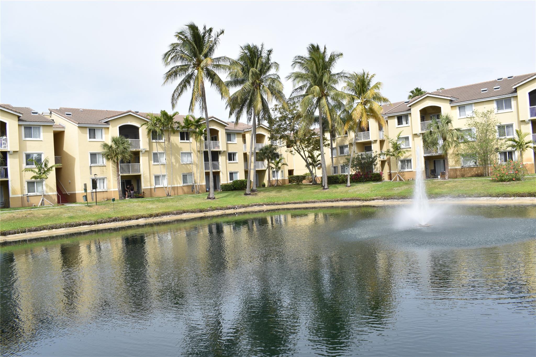 IMPECCABLE, SPACIOUS 2 BEDROOM, 2 BATH CONDO. CONVENIENT FIRST FLOOR UNIT, NEUTRAL TILE THROUGHOUT, CLEAN AND BRIGHT. WASHER/DRYER INSIDE UNIT, A/C UNIT, REFRIGERATOR, STOVE, 2023 ELECTRIC TANKLESS WATER HEATER. COMMUNITY POOL, FITNESS CENTER, VOLLEYBALL, BASKETBALL, BILLIARD ROOM, BBQ AREA, TENNIS COURT, VERY CLOSE TO NOVA UNIVERSITY AND FLORIDA ATLANTIC UNIVERSITY. SHOPPING, RESTAURANTS. EASY ACCESS TO MAIN ROADS & HIGHWAYS SUCH AS I-95 & I-595. THE BUILDING NEEDS SOME REPAIRS. Application, condominiums documents, & bylaws are attached to the MLS