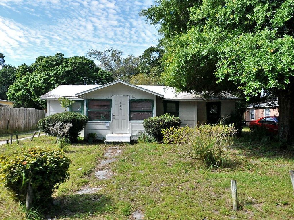 Photo of 307 N 17th Street, Fort Pierce, FL 34950 (MLS # R10923931)