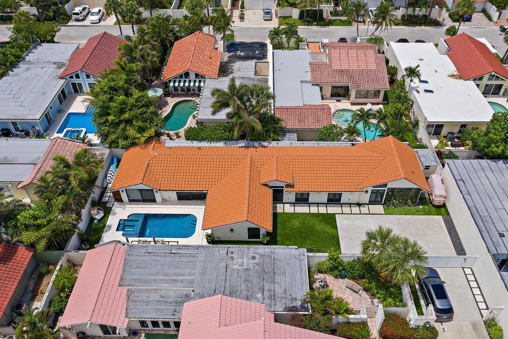 Photo of 105 W Tarpon Lane W, Jupiter, FL 33477 (MLS # R11140222)