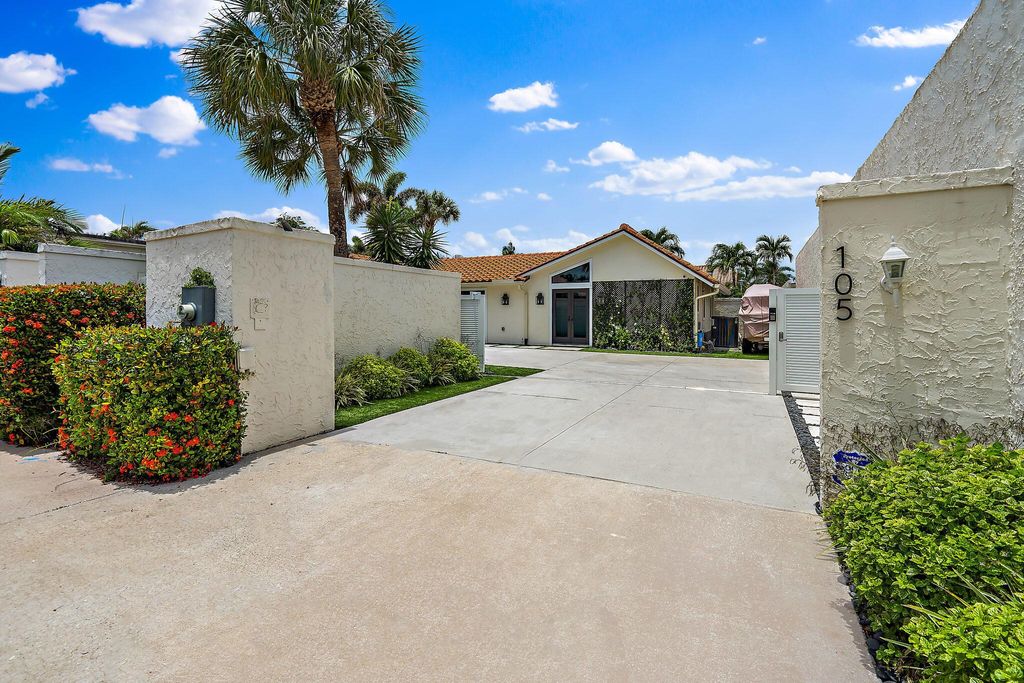 Photo of 105 W Tarpon Lane W, Jupiter, FL 33477 (MLS # R11140222)