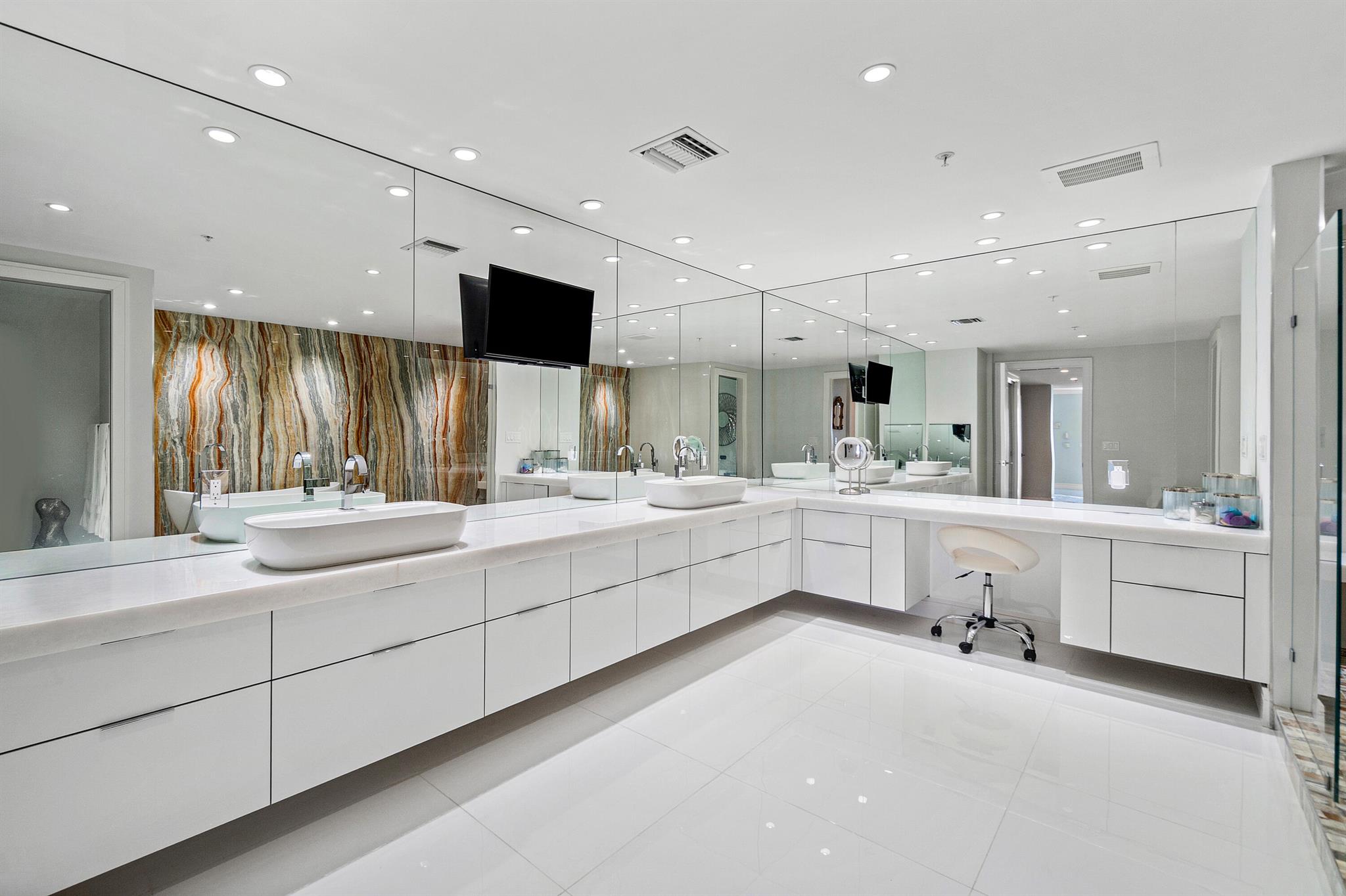 DOLCE VITA CONDO - Residential