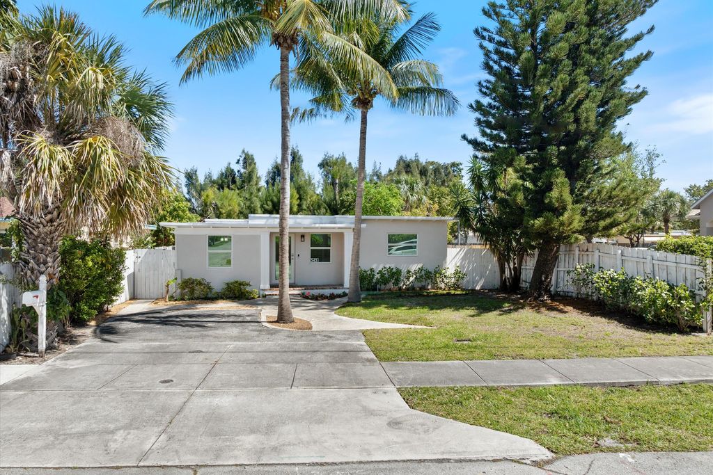 Photo of 543 NE 3rd Avenue, Delray Beach, FL 33444 (MLS # R11089728)