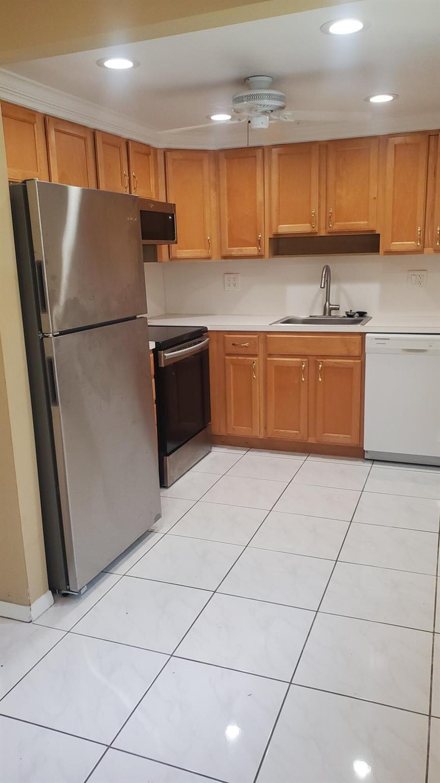 Tiled 2 bedroom ground floor garden view condo. Just painted and ready to move right in! An above average unit!