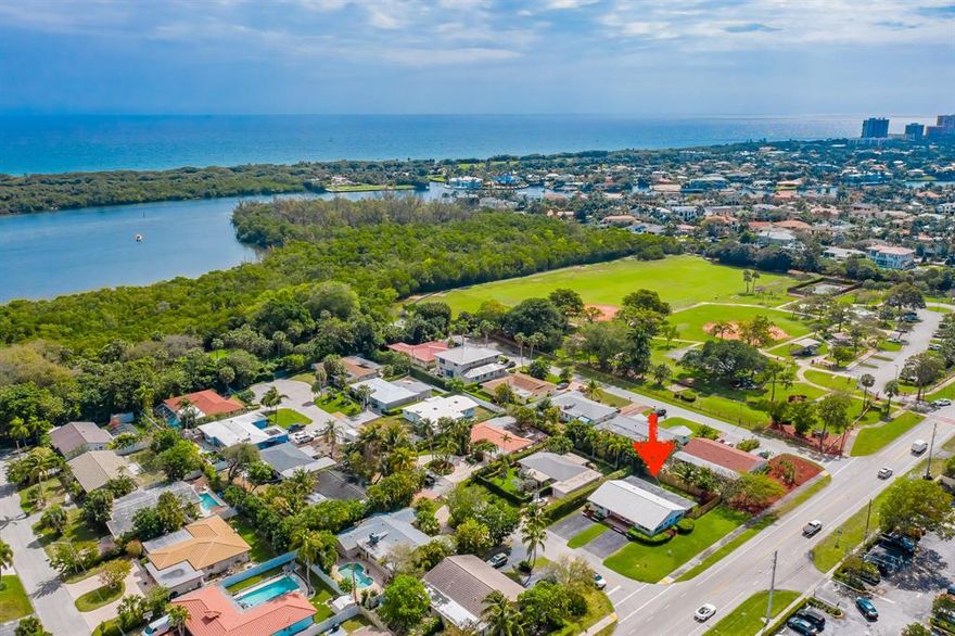 Move in today!  Beautifully renovated 2 bed / 2 bath with new flooring, new kitchen, new appliances and washer/dryer in each unit. 
Currently both sides of the duplex are availabe which would make 4 bed and 4 bath.  Located in the heart of East Boca Raton next to Lake Wyman Park, Mizner, Shopping, and Restaurants. Partial impact windows, nice sized backyard and enclosed patio.  Landlord is flexible, and will work with you. Great for the whole family.

Screening costs $30 via Rentspree.