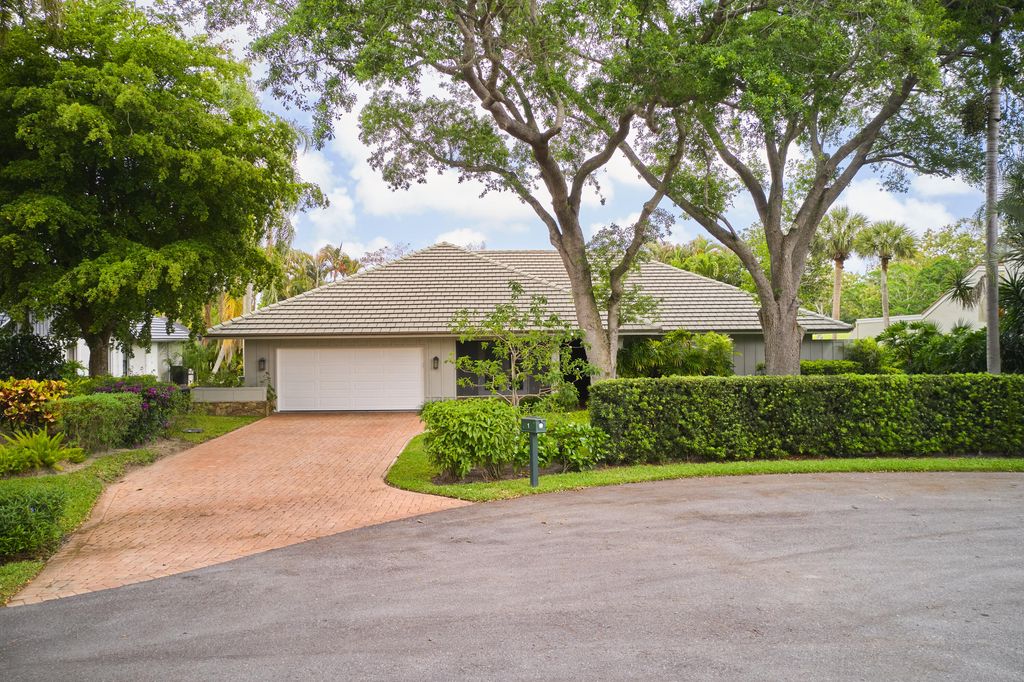 Photo of 1 E Balfour Rd Road E, Palm Beach Gardens, FL 33418 (MLS # B26013384)