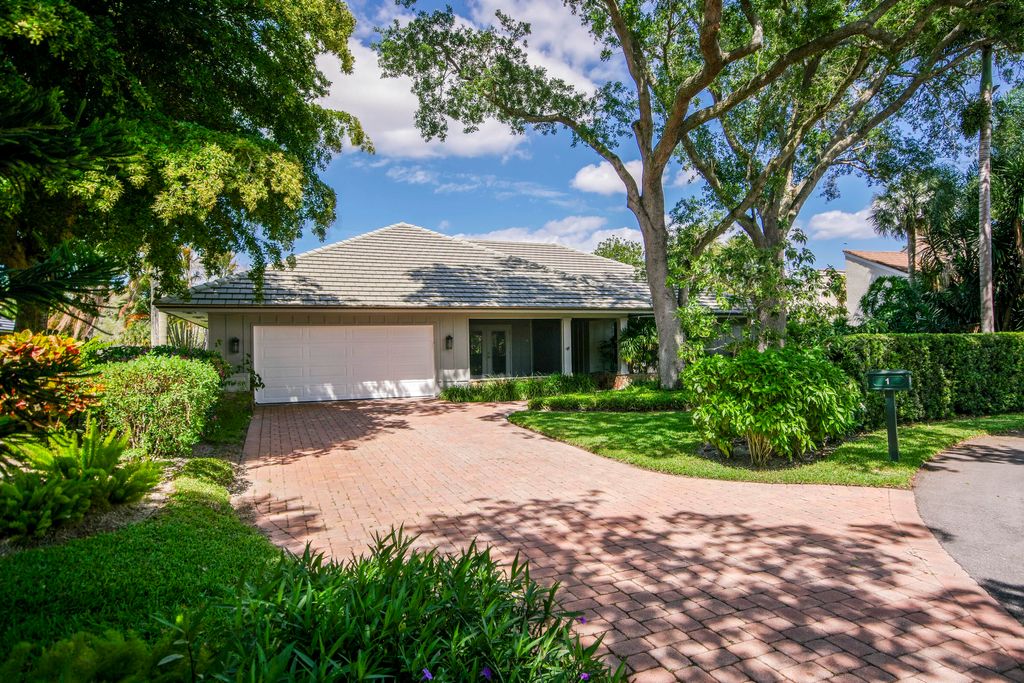 Photo of 1 Balfour Road E, Palm Beach Gardens, FL 33418 (MLS # B26013384)
