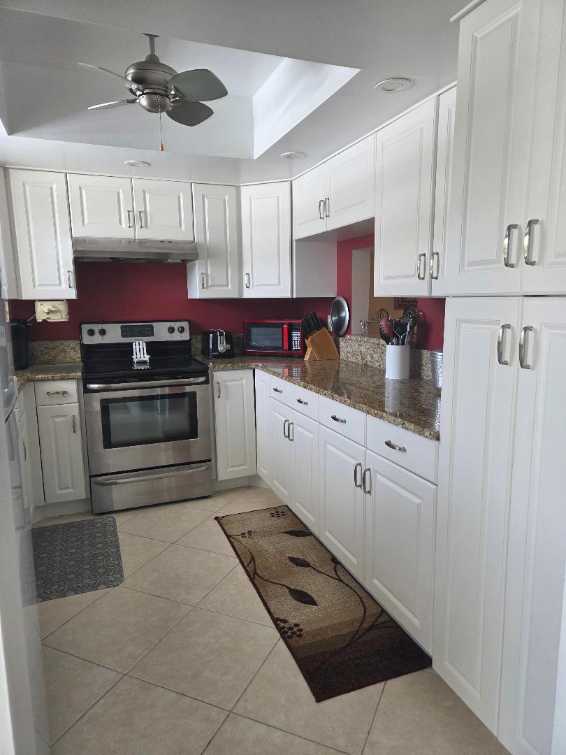 FULLY FURNISHED, TWO BEDROOM CONDO IS CENTRALLY LOCATED. CLOSE TO THE BEACHES, STORES, RESTURANTS AND SHOPS. AVAILABLE FOR ANNUAL LEASING, GREAT OPPORTUNITY TO LIVE IN A SAFE, QUIET AREA, CENTRAL TO EVERYTHING!