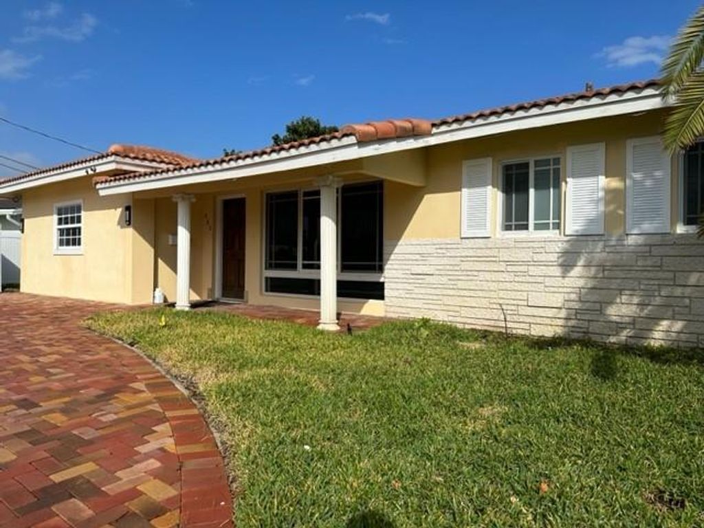 Photo of 480 SE 10th Ave, Pompano Beach, FL 33060 (MLS # F10353290)