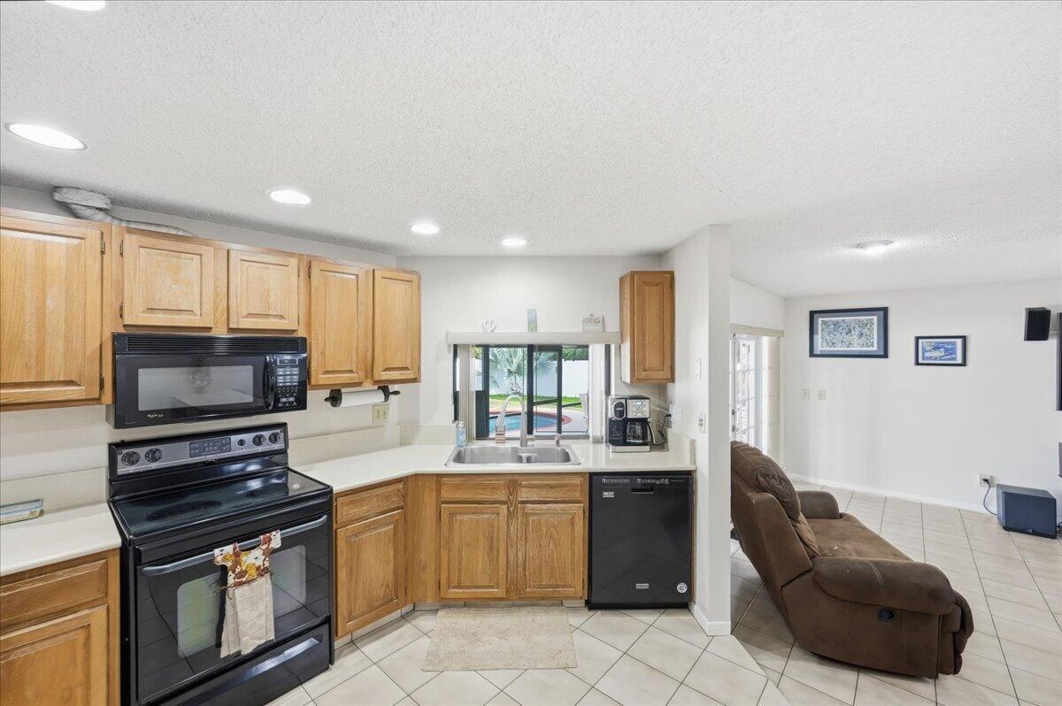 ROLLING HILLS LAKE ESTATE - Residential