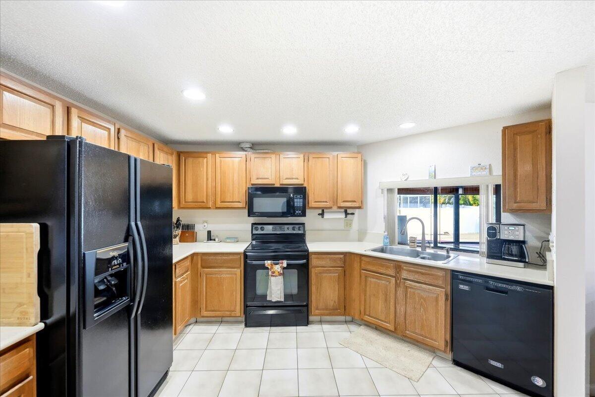 ROLLING HILLS LAKE ESTATE - Residential